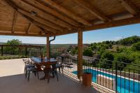 Bazén v ubytovaní Modern Rustic Villa Kate alebo v jeho blízkosti