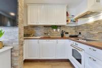 Kuchyňa alebo kuchynka v ubytovaní Modern Rustic Villa Kate