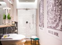 A bathroom at Soprarno Suites