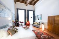 A seating area at Soprarno Suites