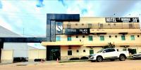 un camión blanco estacionado frente a un edificio en Serra&#39;s Palace Hotel, en Parauapebas