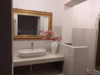 A bathroom at Adamantea - Le due Lune