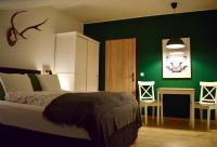 Un dormitorio con una cama y una pared verde. en Gosau Apartment 407, en Gosau