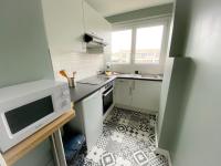 Una cocina o kitchenette en Appartement renove et moderne L&#39;Eustache