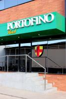 una tienda de rotopino con un cartel en un lado de un edificio en Portofino Hotel, en Teresina