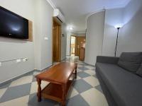 Televízia a/alebo spoločenská miestnosť v ubytovaní Apartamentos Niña de Oro