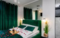 Posteľ alebo postele v izbe v ubytovaní Apartament Lipowa Love Rooms