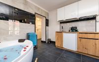 Kuchyňa alebo kuchynka v ubytovaní Apartament Lipowa Love Rooms