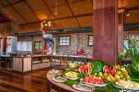 una cucina con tavolo pieno di frutta e verdura di Rawa Island Resort a Mersing