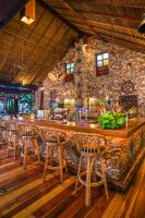 un bar in un ristorante con un muro di pietra di Rawa Island Resort a Mersing