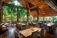 una sala da pranzo con tavoli, sedie e tavolo di Rawa Island Resort a Mersing
