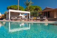 Bazén v ubytovaní Villa Carvella - A Sublimely Relaxing Escape! alebo v jeho blízkosti