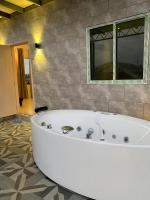 Koupelna v ubytování Koimala Hotel