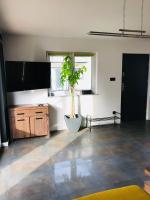 Televízia a/alebo spoločenská miestnosť v ubytovaní Baltic Sea Home