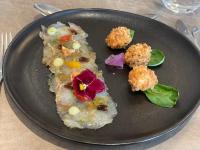 un plato negro con un trozo de comida. en Hotel Restaurant Du Parc Saumur Logis Elégance, en Saumur