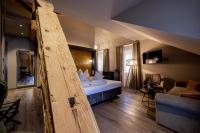 una habitación de hotel con una cama y un sofá en Eggentaler, en Bolzano