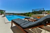 Bazén v ubytovaní Modern Rustic Villa Kate alebo v jeho blízkosti
