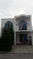 Casa blanca con 2 ventanas y balcón en Casa Veraneo Flandes con Piscina Privada, en Flandes
