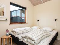 Postel nebo postele na pokoji v ubytování Three-Bedroom Holiday home in Ulfborg 4