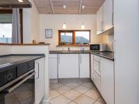 Kuchyň nebo kuchyňský kout v ubytování Three-Bedroom Holiday home in Ulfborg 4