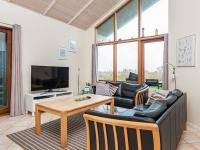 TV a/nebo společenská místnost v ubytování Three-Bedroom Holiday home in Ulfborg 4