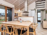 Kuchyň nebo kuchyňský kout v ubytování Three-Bedroom Holiday home in Ulfborg 4