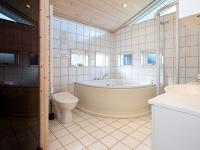 Koupelna v ubytování 10 person holiday home in Idestrup