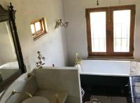 Koupelna v ubytování KALIVI Traditional Olive Farm Guest House