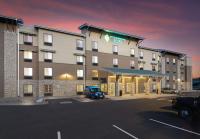 un hotel con un coche aparcado en un aparcamiento en WoodSpring Suites Broomfield-Westminster, en Broomfield