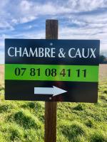 a blue sign with an arrow in a field at Chambre &amp; Caux in Thiergeville