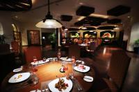 een eetkamer met een tafel met eten erop bij The Royal Haciendas Resort & Spa in Playa del Carmen