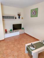 Televízia a/alebo spoločenská miestnosť v ubytovaní Apartamentos El Mirador