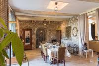 ein Esszimmer mit Tisch und Stühlen in der Unterkunft Domaine Castetbieilh in Tercis-les-Bains