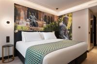 Un dormitorio con una cama con un cuadro en la pared. en Eurostars Ambassador, en Budapest