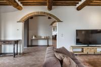 Telewizja i/lub zestaw kina domowego w obiekcie Villa Chiugi by PosarelliVillas