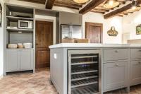 Kuchnia lub aneks kuchenny w obiekcie Villa Chiugi by PosarelliVillas