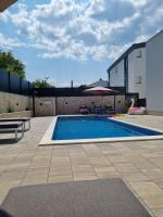 Bazén v ubytovaní Villa Njivice Apartman Marina alebo v jeho blízkosti
