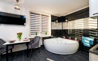 Televízia a/alebo spoločenská miestnosť v ubytovaní Apartament Lipowa Love Rooms