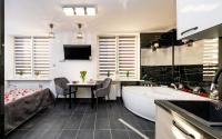 Televízia a/alebo spoločenská miestnosť v ubytovaní Apartament Lipowa Love Rooms