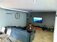 Televízia a/alebo spoločenská miestnosť v ubytovaní Brand new apartment "Filip"