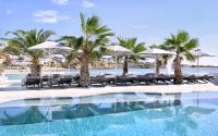 Bazén v ubytování Petinos Beach Hotel nebo v jeho okolí
