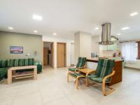 Kuchyň nebo kuchyňský kout v ubytování Holiday Home Dolníky u Trutnova by Interhome