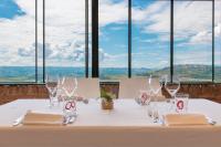 una mesa con copas de vino y servilletas con vistas en Hotel Castello di Santa Vittoria, en Santa Vittoria dʼAlba