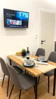Televízia a/alebo spoločenská miestnosť v ubytovaní SípSix Apartment - modern 2 bedroom newly renovated flat with AC in Budapest city centre