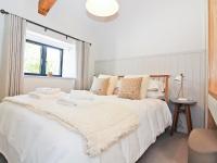 Postel nebo postele na pokoji v ubytování Long House, Boskensoe Barns