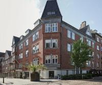 un gran edificio de ladrillo rojo con una torre en BB-Hotel Vejle Park, en Vejle