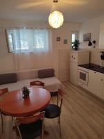 Kuchyňa alebo kuchynka v ubytovaní Apartments Lalic