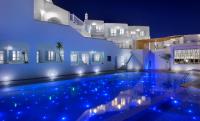 Bazén v ubytování Petinos Beach Hotel nebo v jeho okolí