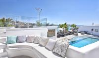 Bazén v ubytování Petinos Beach Hotel nebo v jeho okolí
