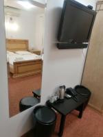 Televízia a/alebo spoločenská miestnosť v ubytovaní Hotel Garny Pleso